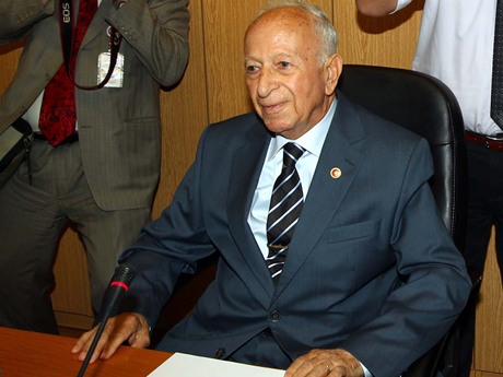 Darbenin başbakanı Ulusu azınlıkları suçladı  