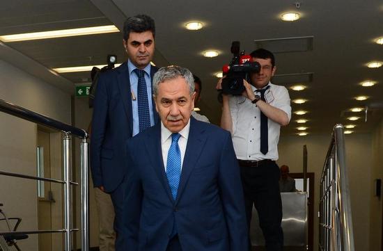 Arınç’ın talimatıyla kiliselerin kapısına polis dikildi