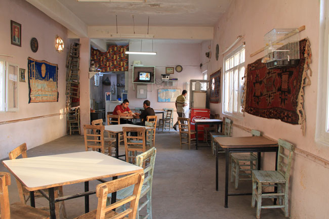 Bienalin Mardin hali ya da kıraathane ahalisi dönüp duran video enstalasyondan sıkılınca