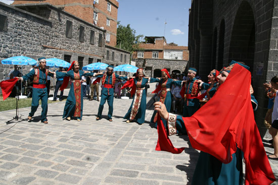 Surp Giragos’ta ayin ve halay bir arada