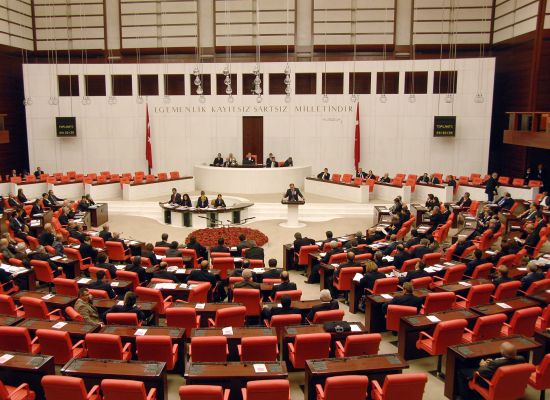 Anadilde savunma, TBMM’de kabul edildi