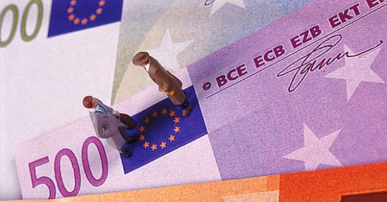 Ekonomi ve siyaset ayrı telden çalıyor  