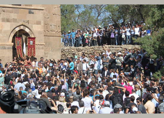 Akhtamar'da dualar Van ve Suriye için