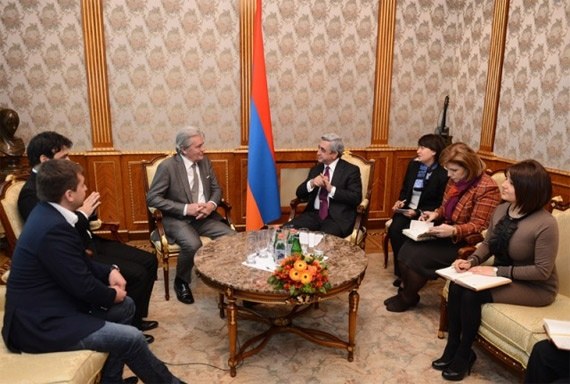 Alain Delon Yerevan’da Soykırım Anıtı’nı ziyaret etti