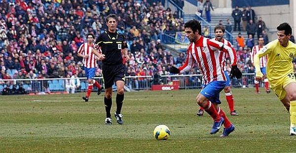 Arda Turan kupayı Mehmet Ağar'a hediye etti