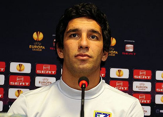 Arda Turan kupayı Mehmet Ağar'a hediye etti