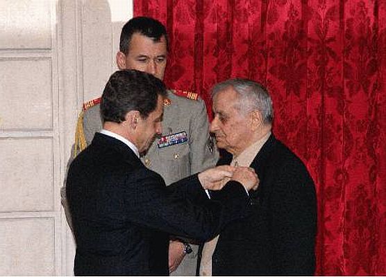 Sarkozy Arsen Çakaryan'a şeref madalyası verdi