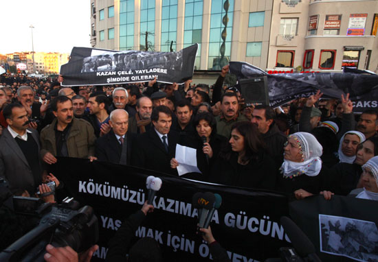 Katliama protestolar devam ediyor