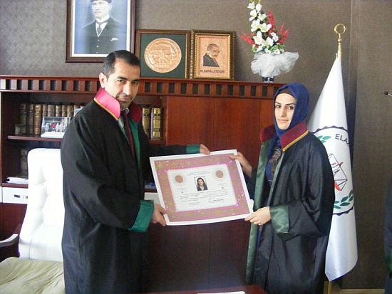 Başörtülü olarak avukatlık belgesi aldı