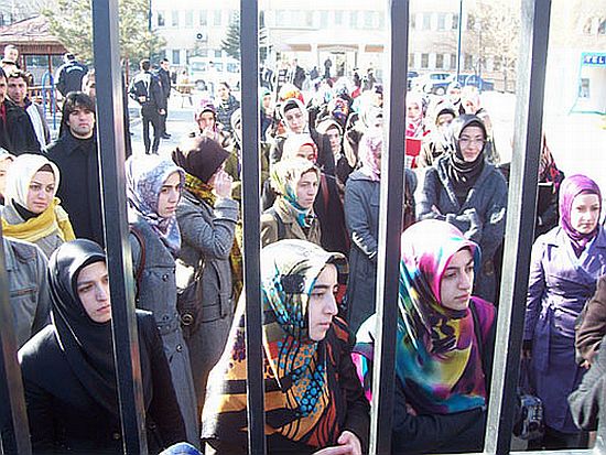 Başörtülü çalışma hakkı için anayasal güvence istendi