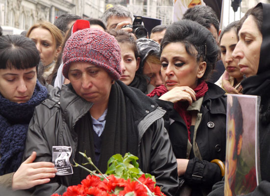 Berfo Ana'yı Cumartesi Anneleri uğurladı