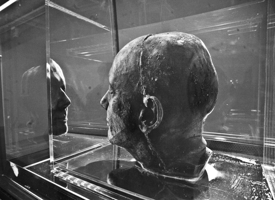 Zıtlıklarla beslenen bir ‘uyku’nun sergisi 