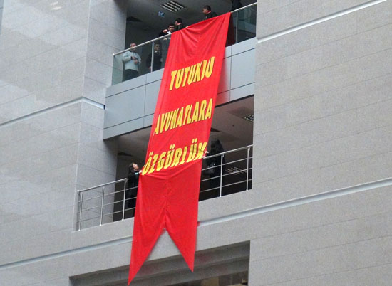 Çağlayan’daki ÇHD avukatlarının eylemine polisten sert müdahale