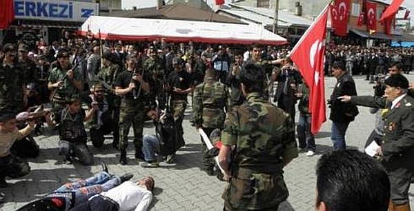 Ermeni askeri canlandıran belediye işçisi ağır yaralandı