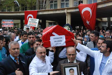 Doktorlar öldürülen meslektaşları için yarın iş bırakıyor