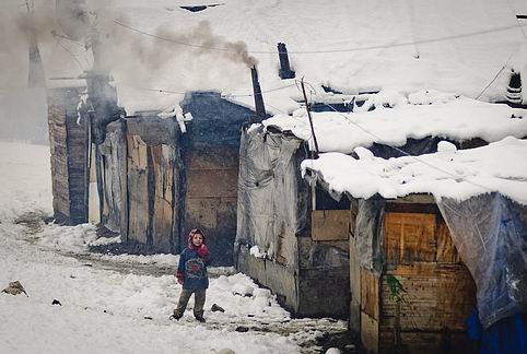 'Taş atan çocuk' şimdi de 'esmer vatandaş' oldu!