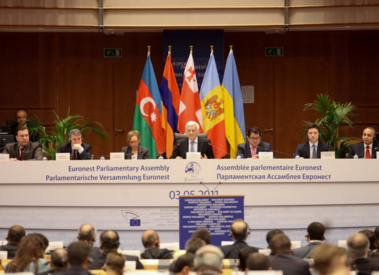 Üç Azeri vekil Erivan'a gidiyor  