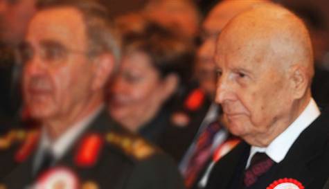 Kenan Evren kolunu kırdı