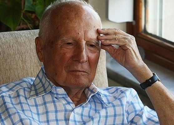 Kenan Evren kolunu kırdı