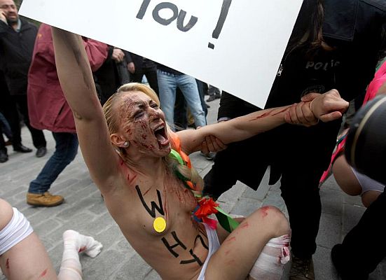 Kadına yönelik şiddeti protesto eden FEMEN üyeleri gözaltına alındı