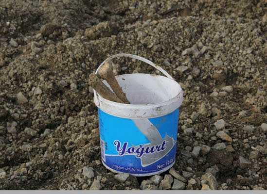 Mezardan çıkarıp yoğurt kabına koydular!