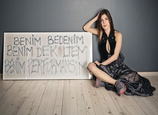 Güzel ve ifadesi özgür ülkemin ‘dekolte sorunu’