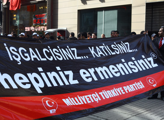 Irkçılık ve nefret en üst perdeden