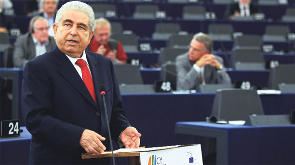 Hristofyas kurtarma paketini gözyaşlarıyla kabul etti  