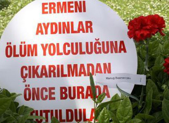Soykırım kurbanları için karanfiller bıraktılar  