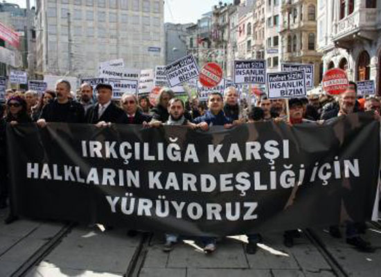 Irkçılığa karşı dostluk yürüyüşü