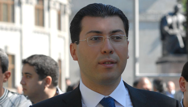 Seçim sürecinde ‘istifa oyunları’