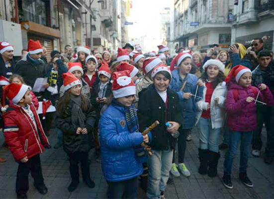 Rum cemaati 'Kalanda' şarkılarını İstiklal'de söyledi