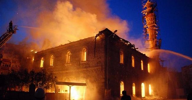 Tarihi Karacabey Ulu Camii'nde yangın