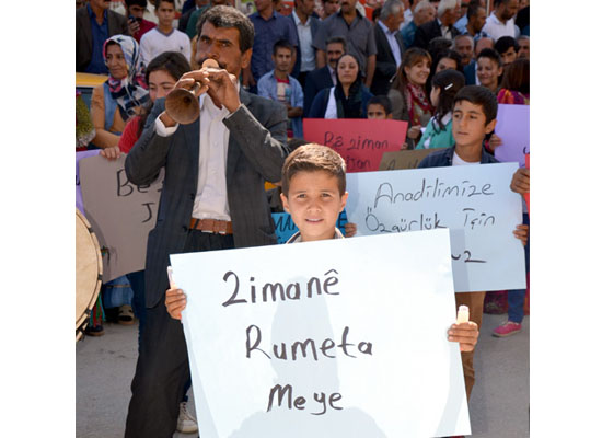 Mühürlere rağmen Kürtçe eğitime devam 