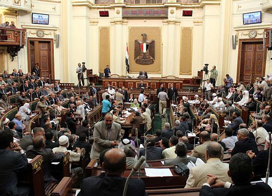Mısır parlamentosu askere rağmen toplandı