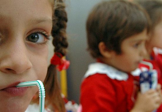 Azınlık okullarına da süt dağıtılacak