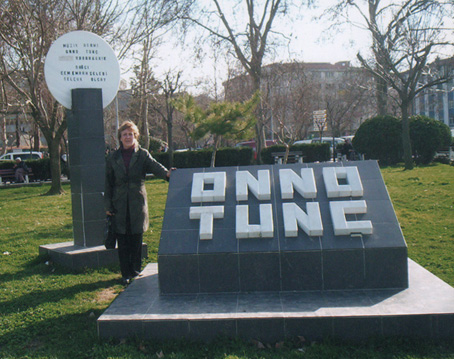 Onno Tunç'un anıtı yıktırıldı