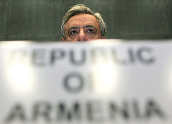 Ermenistan’da saflar açığa çıkıyor  