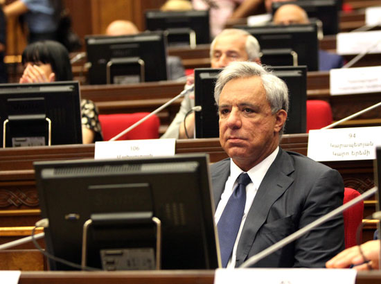 Muhalifler Oskanyan’ın dokunulmazlığını kaldırmak için yapılacak oylamayı boykot etti