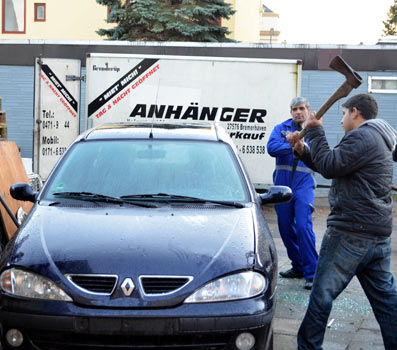 Fransa'ya tepki için otomobilini parçaladı