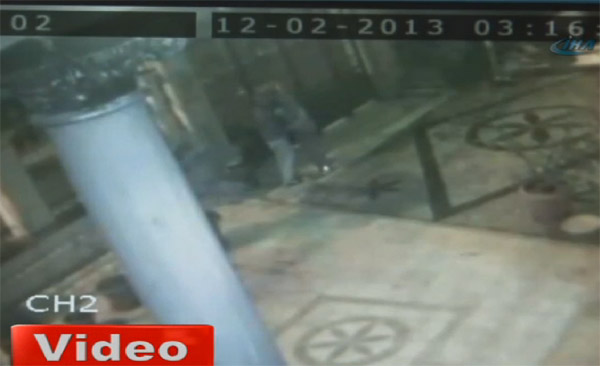 Kilisede dilek mumuyla hırsızlık