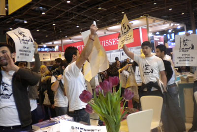 Paris Kitap Fuarı'ndaki Türkiye standında Zarakolu protestosu