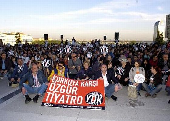 Tiyatrocular eylemde
