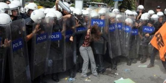 Savaş karşıtlarına müdahale