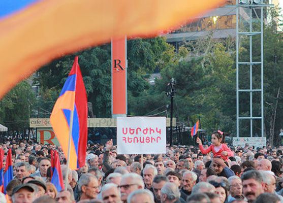 Yerevan doğum gününü eylemlerin gölgesinde kutladı