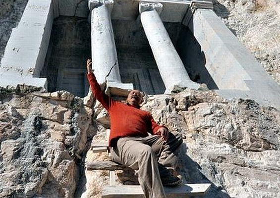 Nişanyan 'Kaya Mezarları'nın açılışını yaptı