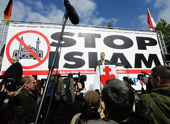 İfade özgürlüğü bahane İslam düşmanlığı şahane  