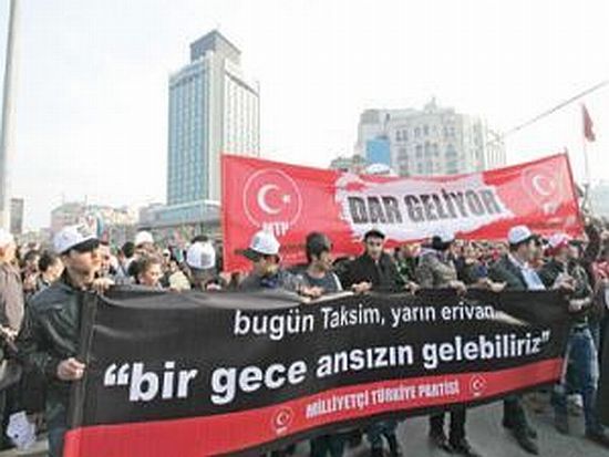 Irkçı pankartlar ve sloganlar hakkında suç duyurusu yapıldı