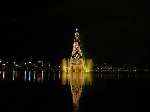 Rio'da yılbaşı ağacını havai fişeklerle karşıladı