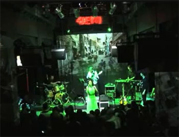 Jehan Barbur Mamoş türküsünü seslendiriyor